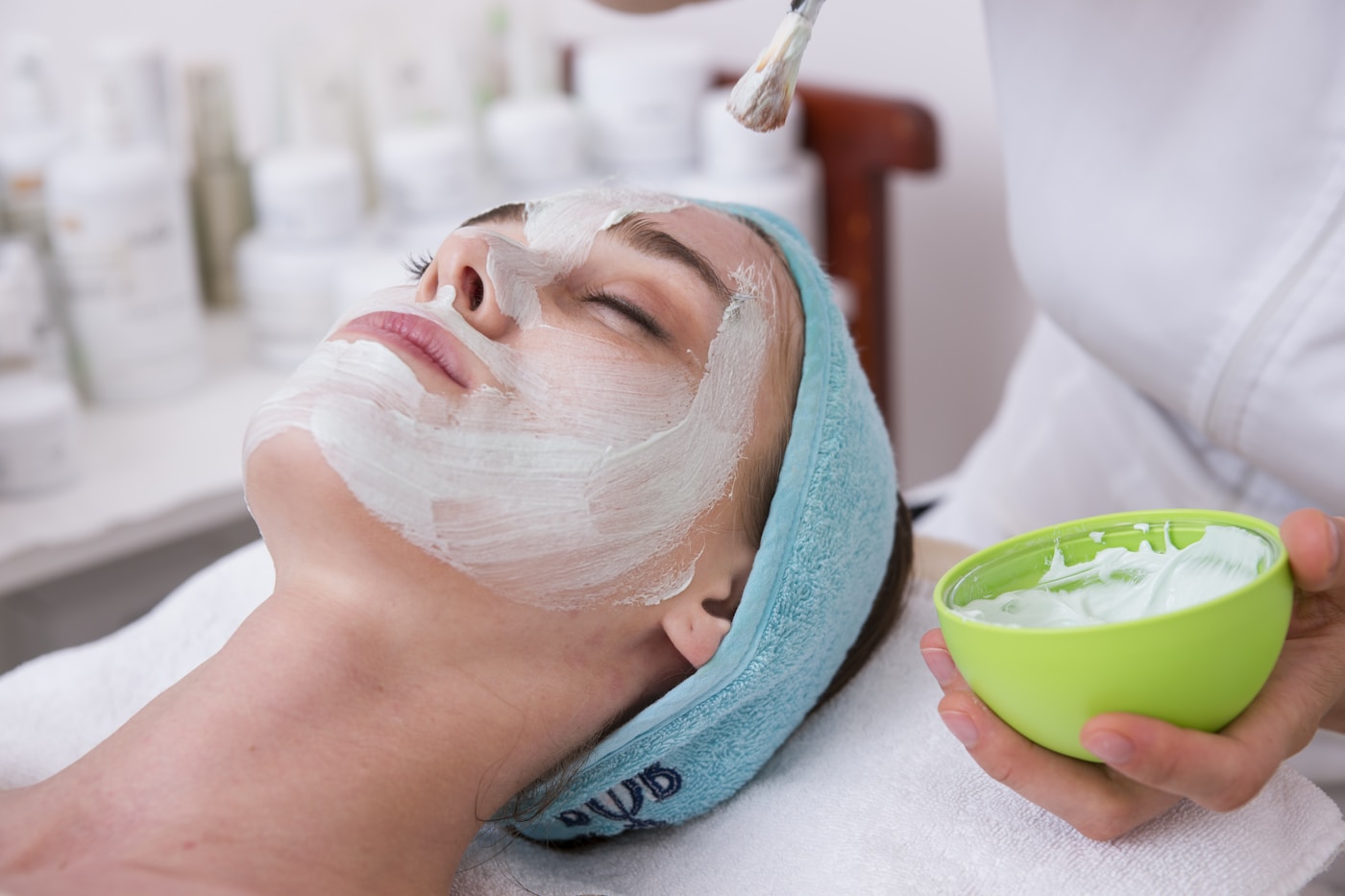 Cliente durante aplicação de máscara facial