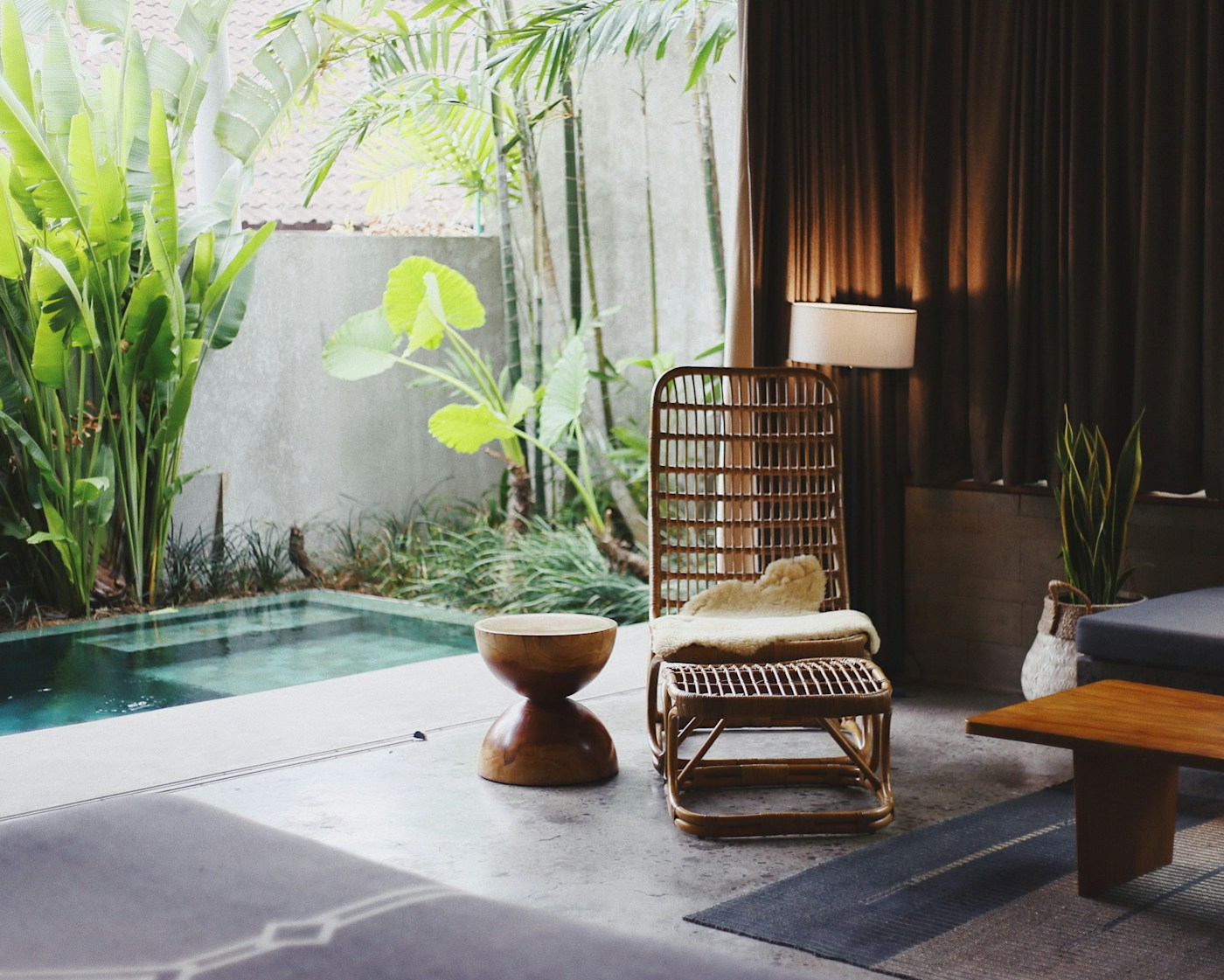Ambiente sereno de spa com luz natural